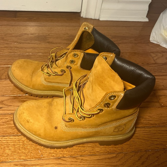 Timberland Classic Tan Boots with Black Collar - Picture 1 of 5